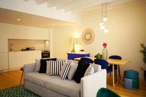 里斯本Casas da Baixa - Vila Intendente的带沙发和桌子的客厅以及厨房。