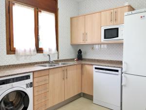 迈阿密普拉特亚Rentalmar Villa Cristina Families Only的厨房配有白色冰箱和洗碗机。