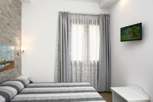 圣维托罗卡波Ninni e Fede的一间卧室设有一张床和一个窗口