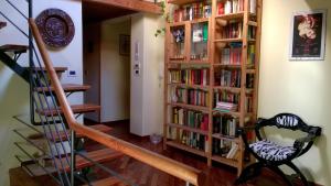 RossiglioneLa Stanza Verde的书架上书架的房间