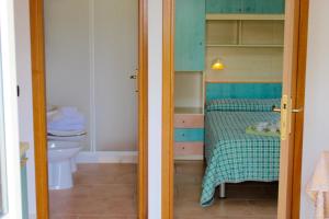 维耶斯泰Villaggio Turistico Defensola的一间带床和卫生间的小浴室