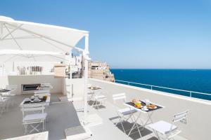 滨海波利尼亚诺Dimora Talenti的一个带桌椅的海景阳台