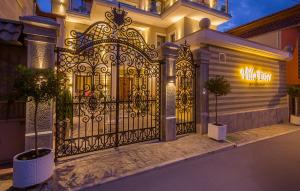 戈里察Villa Ester的夜晚在房子前面的大门