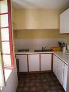 Appartement La Bananeraie的厨房或小厨房