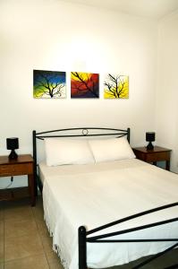 阿凡杜Sky-Line Apartments的卧室的墙上装饰有四幅画作