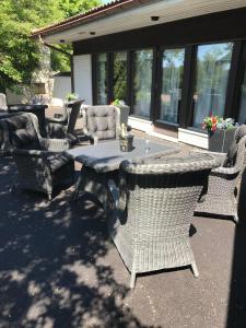 埃克勒伊克罗餐厅酒店的庭院配有桌子和藤椅