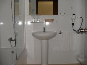 圣港普拉亚多拉达酒店的白色的浴室设有水槽和淋浴。