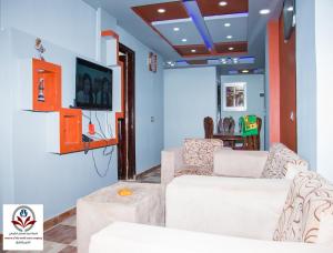 马特鲁港North Coast Princess Al Fayrouz的客厅配有2张白色沙发和电视
