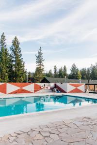 大熊湖Noon Lodge的室外游泳池,拥有解释性的墙壁和树木