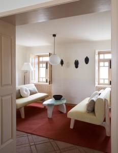 杜罗河畔瓦伦萨Quinta da Côrte的客厅配有两张沙发和一张桌子