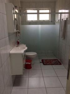 坎皮纳斯Casa Familiar em Campinas com 2 Quartos, 1 banheiro, 1 vaga para carro的一间带卫生间和水槽的浴室