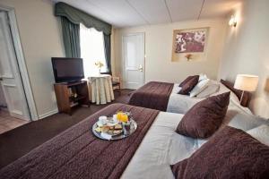 维纳德马Hotel Albamar的酒店客房设有两张床和一盘食物