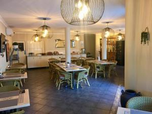 洛坎普顿Villa Capri Motel的一间带桌椅的餐厅和一间厨房