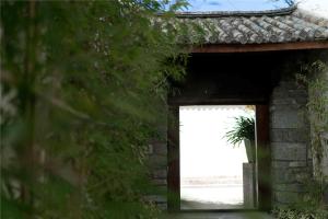 大理大理古城王家院的棕榈树砖砌成的开放式门
