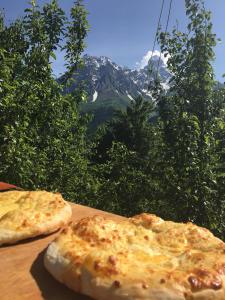 Tvebishi马克瓦姆旅馆的餐桌上两片面包,山地