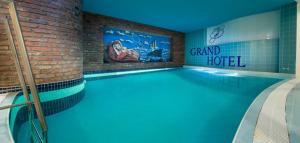 特热比奇Grand Hotel的一座砖墙建筑中的游泳池