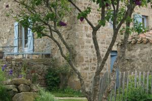Burdignescool la source的砖砌的建筑,有栅栏和树