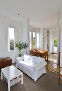 下布雷尼亚Casa La Breña的客厅配有白色的沙发和桌子