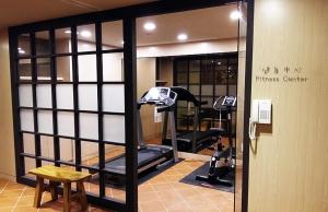 竹北新大竹北商旅 的一个带两台跑步机的健身中心