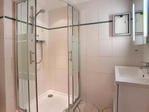 韦尔比耶Boucanier 002, appartement avec jardin的带淋浴和盥洗盆的浴室