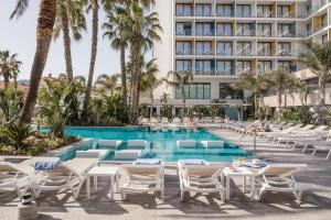 马尔格莱特德玛AQUA Hotel Silhouette & Spa - Adults Only的度假村游泳池的图片