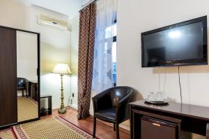 布泽乌科索酒店 的酒店的客房配有平面电视和椅子。