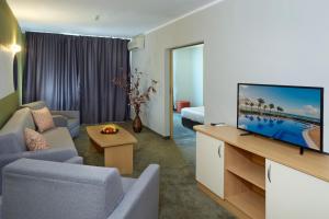 阳光海滩Hotel Aktinia - All Inclusive的一间带平面电视的客厅