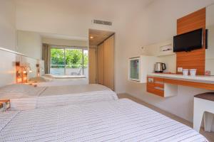 费特希耶黛尔塔酒店的酒店客房带两张床和一间浴室
