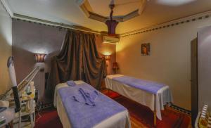 马拉喀什伊斯拉尼酒店的一间医院间,设有两张床和窗户