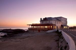 勒克鲁西克的奥欧深格兰德酒店的日落时在海滩上的房子
