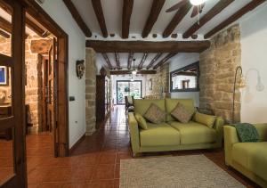 BotCal Tomas, Ecoturisme Terra Alta的客厅设有绿色沙发和走廊