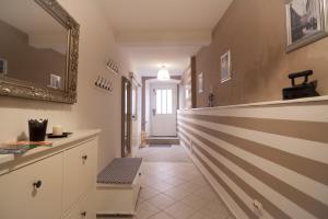 斯克拉丁Apartments Lufra Skradin的走廊上设有带镜子的柜台和桌子