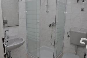 扎博里克普拉利亚大道公寓的带淋浴、卫生间和盥洗盆的浴室