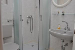 扎博里克普拉利亚大道公寓的带淋浴、卫生间和盥洗盆的浴室