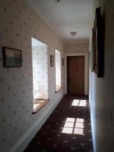 InverbervieHallgreen castle的走廊设有两扇窗户,门享有阳光