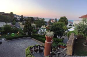 克罗托内希腊马格纳住宿加早餐旅馆的享有种植了植物和鲜花的花园美景