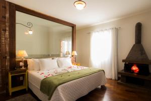 蒂拉登特斯蒲萨达迪米乃斯酒店的一间卧室配有一张带大镜子的床