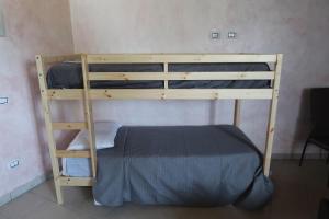 伊格莱西亚斯S'arriali Ranch的带双层床的客房中的一张双层床