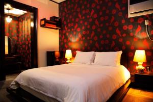 新奥尔良Royal Street Inn & Bar的卧室配有白色的床铺和红色的墙壁