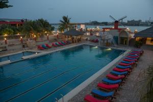 科托努杜拉克酒店的一个带椅子和风车的大型游泳池