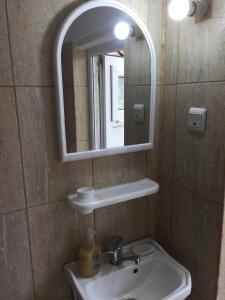 康斯坦察Casa Litoral的一间带水槽和镜子的浴室