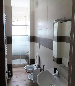 加利波利B&B Delfis的浴室设有2个卫生间和水槽