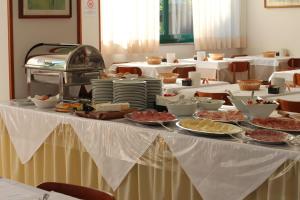利尼亚诺萨比亚多罗伊甸酒店的上面有盘子的桌子