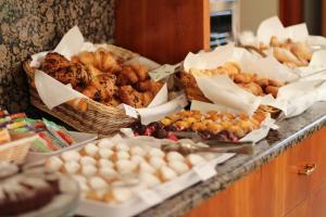 利尼亚诺萨比亚多罗伊甸酒店的自助餐,包括糕点篮和其他食物,在柜台
