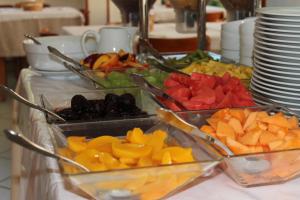 利尼亚诺萨比亚多罗伊甸酒店的自助餐,包括各种水果,放在桌上的碗里