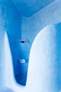 易莫洛林风车别墅酒店的蓝色客房 - 带浴缸和浴室