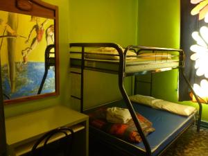 魁北克市EKONO HOSTEL LA BELLE PLANETE BACKPACKERS Downtown Quebec City的客房设有两张双层床和镜子