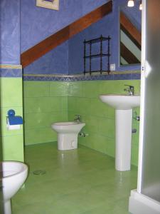 Totero拉克拉力扎公寓的浴室设有2个水槽和2个卫生间