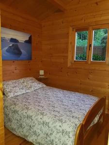 OlmicciaLe Chalet de Valentine & Laurent的小木屋内一间卧室,配有一张床