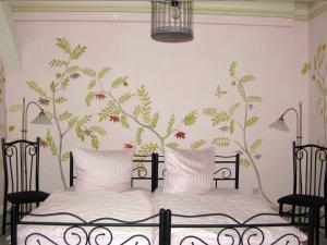 BrachwitzPension Casa Luciko的卧室配有一张挂在墙上的树壁床。